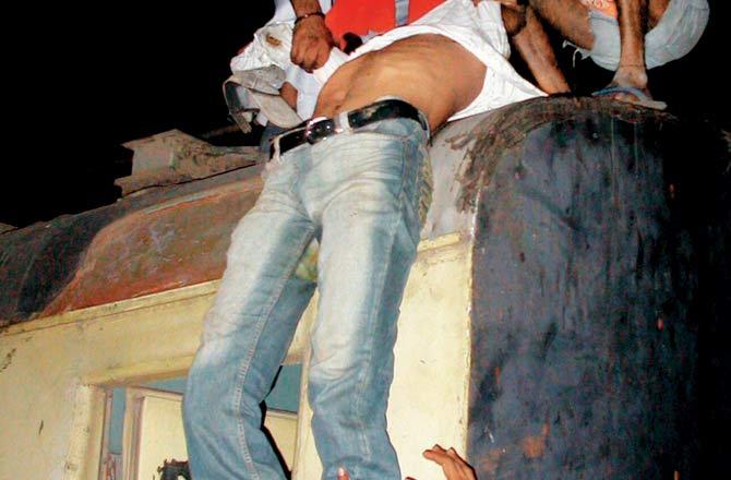 There were 18 casualties of rooftop travel on trains in Mumbai in 2018. File pic