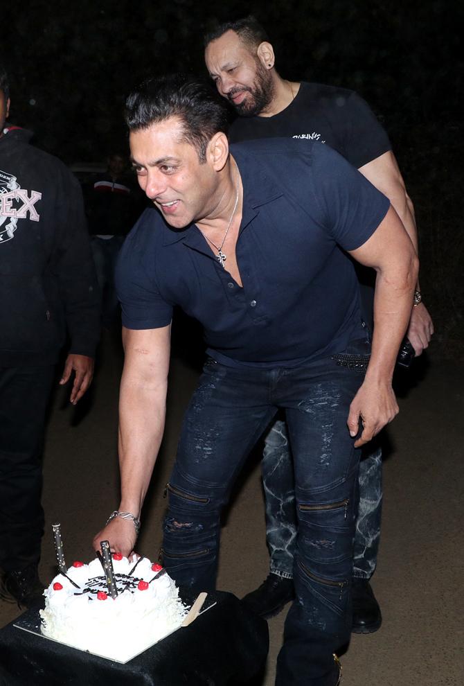 Salman Khan cuts his birthday cake