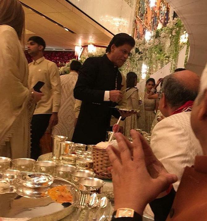 Shah Rukh Khan serving guests at the Ambani wedding