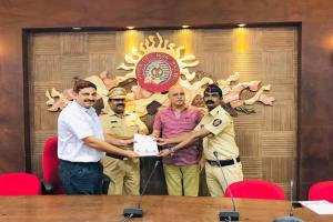 GRP official felicitated for saving heart attack victim at Dadar stn