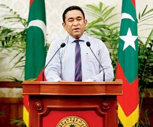 Maldives court backflips, suspends 12 rebel MPs