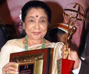 Asha Bhosle conferred Yash Chopra memorial award