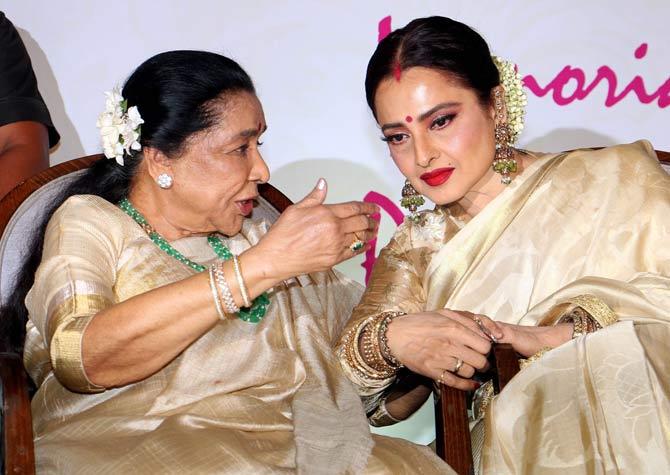  Indian Legendary Bollywood playback singer Asha Bhosle (L) and actress Rekha (R) talk during the fifth edition of 