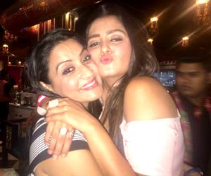 Dolly Sohi parties hard with Meri Durga TV show team