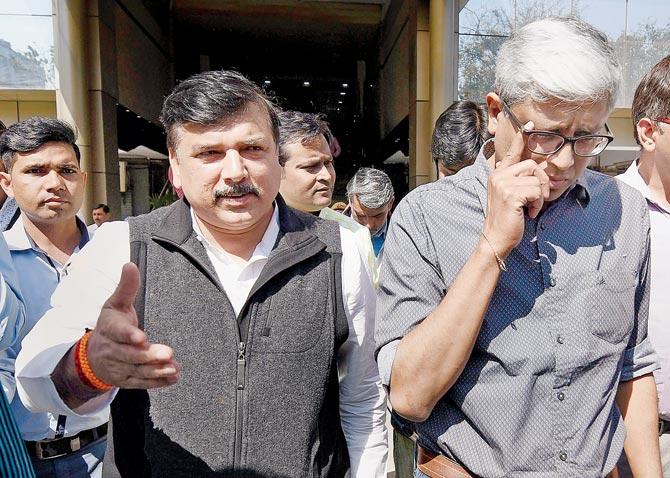 AAP leaders leave after meeting the Delhi CP. Pic/PTI