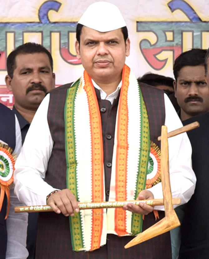 Maharashtra Chief Minister Devendra Fadnavis being feliciated by Congress party workers after inauguration of Dr B R Ambedkar Hall and Pt Deendayal Upadhyay Multi-purpose hall cum shoping complex at Umred near Nagpur on Monday. Pic/PTI