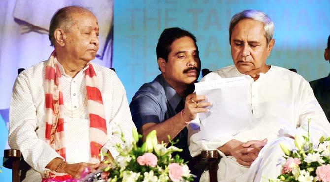 Hariprasad Chaurasia shares the stage with Odisha Chief Minister Naveen Patnaik. Pic/Suresh Karkera
