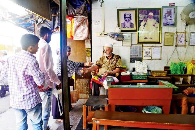 Hatimbhai sits at his Pakmodia Street medicine shop, Mulla Abdulhusain Bakri Malampatiwala, established by his ancestors in 1860. Pics/Atul Kamble