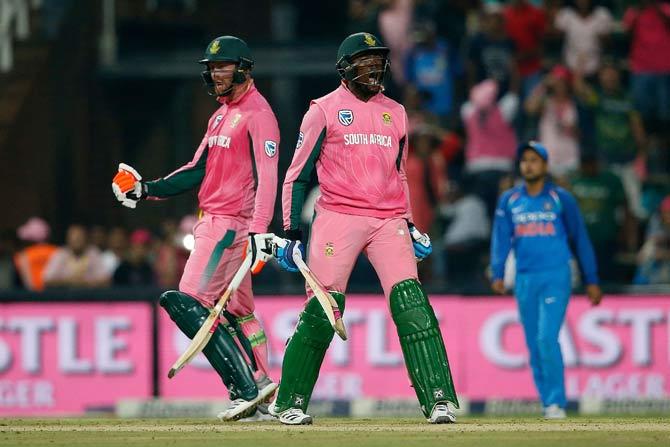 South African batsman Heinrich Klaasen (L) and South African batsman Andile Pehlukwayo (R) celebrate after winning the fourth One Day International cricket match between South Africa and India at Wanderers cricket ground in Johannesburg. Pic/AFP
