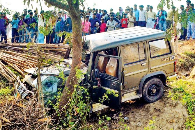 By-passers gather around the vehicle that was involved in a road accident that resulted in the death of at least nine children in Muzaffarpur on Saturday. Pic/PTI