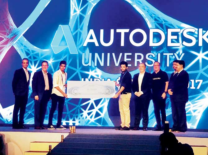 The IIT-B students receive their prize at the Motor Show 2018