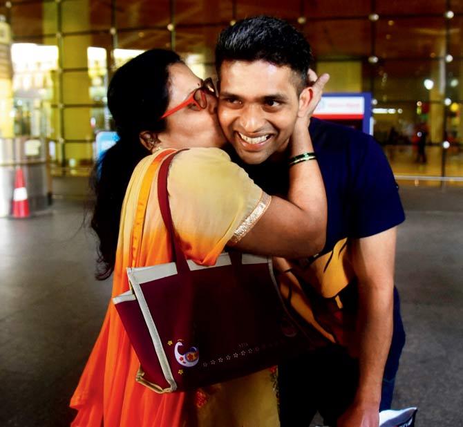 Kalpesh Shinde has an emotional reunion with his mother, Pallavi, at Mumbai airport. Pics/Atul Kamble