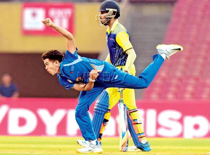 Reliance 1 pacer Kamlesh Nagarkoti in full cry against Canara Bank during the DY Patil T20 Cup tie yesterday. Pic/Suresh Karkera