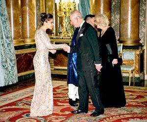 Kanika Kapoor sings 'Kabhi Kabhi Mere Dil Mein' at Buckingham Palace