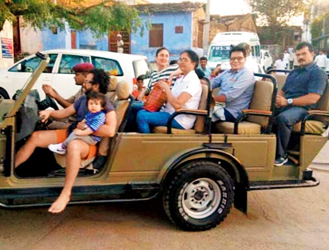 Saif Ali Khan with wife Kareena Kapoor and son Taimur