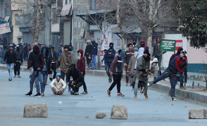Kashmiri protesters clash with Indian police in downtown Srinagar on February 9, 2018. The clashes erupted after protesters threw stones to security deployments, who were withdrawing from the area after enforcing restrictions during the day. Pic/ AFP