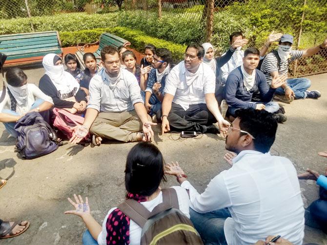 The final year students staged a protest outside the convocation venue on Thursday
