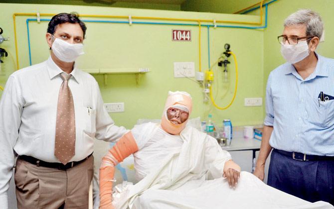 Acid attack victim Zakira Shaikh with Drs Vispi Jokhi and Suhas Abhyankar at Masina Hospital in Byculla on Thursday. Pic/Datta Kumbhar