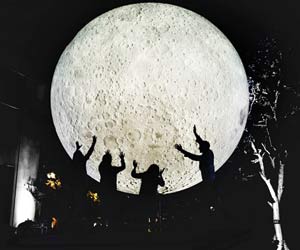 Mumbai: Giant replica of the moon will be visible at Gateway of India