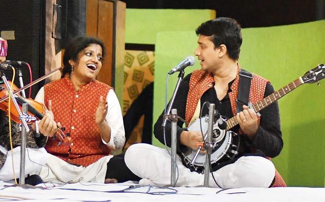 Bindhumalini Narayanaswamy and Vedanth Bharadwaj singing at the Kabir Festival. Pic/Ritu Joshi