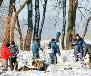 Russia plane crash: Investigators brave snow to hunt for clues