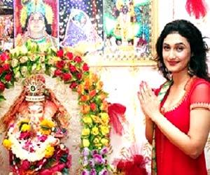 Celebrate Mumbai with stars: Unique thing Ragini Khanna does during Ganpati Visarjan