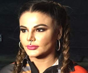 Check out Rakhi Sawant and Arshi Khan's dance for the BCL umpire! 