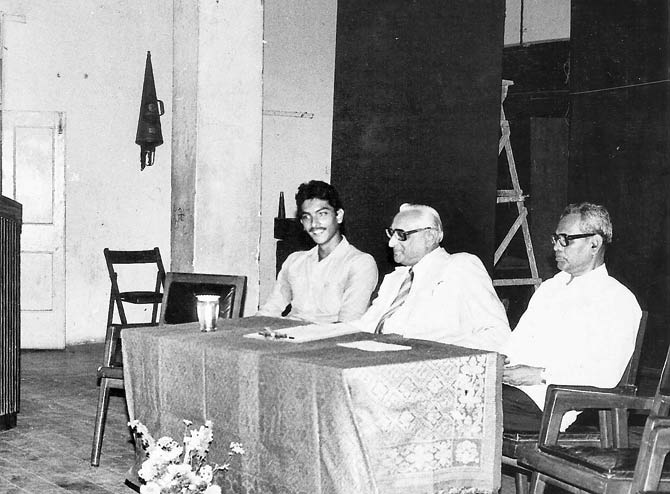 Ravi Shastri with professor M V Chandgadkar and principal Phutne