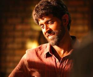 Students throng to Super 30 sets to get a glimpse of Teacher Hrithik Roshan