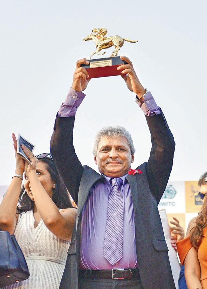 Trainer SK Sunderji holds aloft the trophy. Pics/Bipin Kokate 