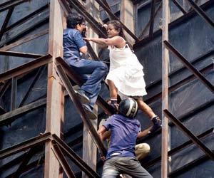 Mumbai: Sapna Pereira is back! Climbs hoarding with stones to pelt at passers-by