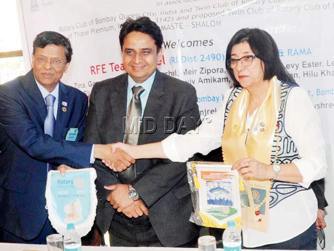 President of the host rotary club of Bombay Queen City Shyam Vakharia (left) exchanges city plaques with Zina Isakov, president of Rotary Club of Ramle, Israel as Ashutosh Rathore, joint managing director, MTDC (centre) looks on. Pic/Sayed Sameer Abedi