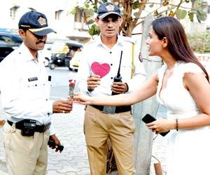 Smriti Kalra spread Valentine's Day cheer among traffic cops