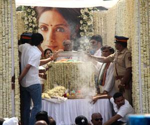 Sridevi funeral live updates: Bollywood stars, fans bid adieu to their Chandni