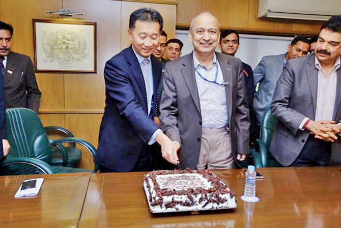 Star Alliance CEO Jeffrey Goh and Air India CMD Pradeep Singh Kharola cut the ceremonial cake