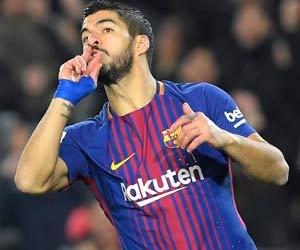 Luis Suarez hat-trick extends six-goal Barca's La Liga lead