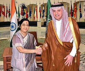 Sushma Swaraj calls on Saudi King Salman Bin Abdulaziz Al Saud