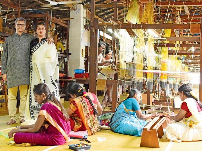 Mani Chinnaswamy and Vijayalaxmi Nachiar with weavers