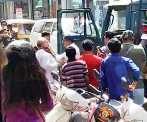 Mumbai Cops assault a 65-year-old man after an argument over towed bike