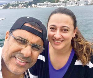 Waqar Younis gets romantic with his wife Faryal on their anniversary