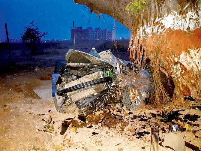The car that crashed into a banyan tree. Pic/Hanif Patel