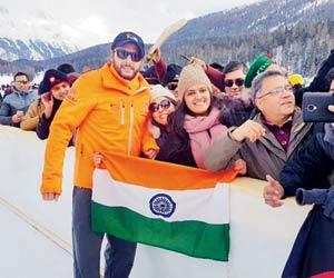 Shahid Afridi wins hearts after correcting Indian fan's flag-holding
