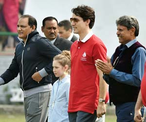 Kapil Dev and Azharuddin play cricket with Justin Trudeau and his children