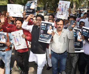 BJP protests outside Sisodia's residence, demands Kejriwal's resignation