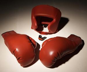 2 men and 1 woman throw acid on two female boxers over age-old feud