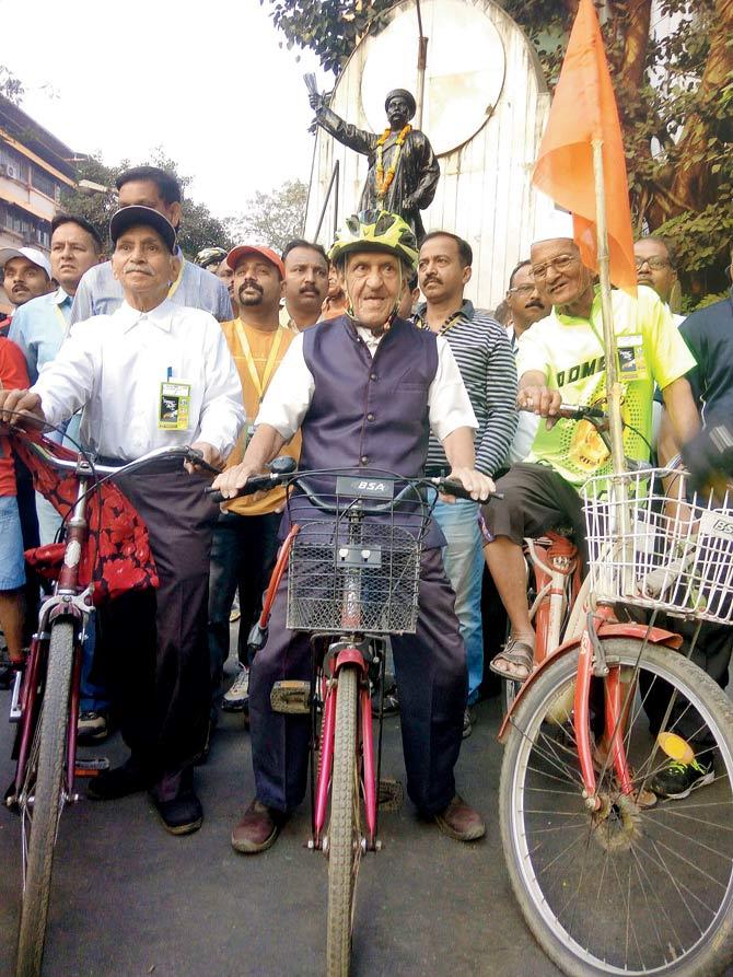 Dharamshi Bhate is recognised as the oldest cyclist at the Cycle Mitra Sammelan