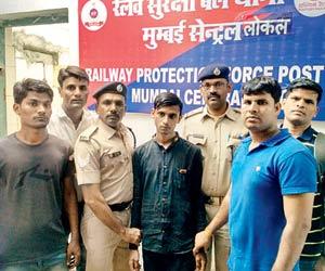 Two fatka gang members caught by RPF personnel at Lower Parel