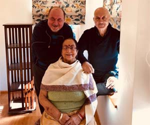 This is how Anupam Kher fulfilled his mother's wish