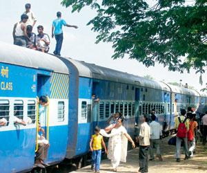 Close shave for passengers in West Bengal as overhead wire falls on EMU local