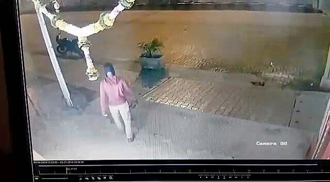CCTV footage shows a helmet-wearing man dropping an envelope outside a jewellery shop in Nalasopara